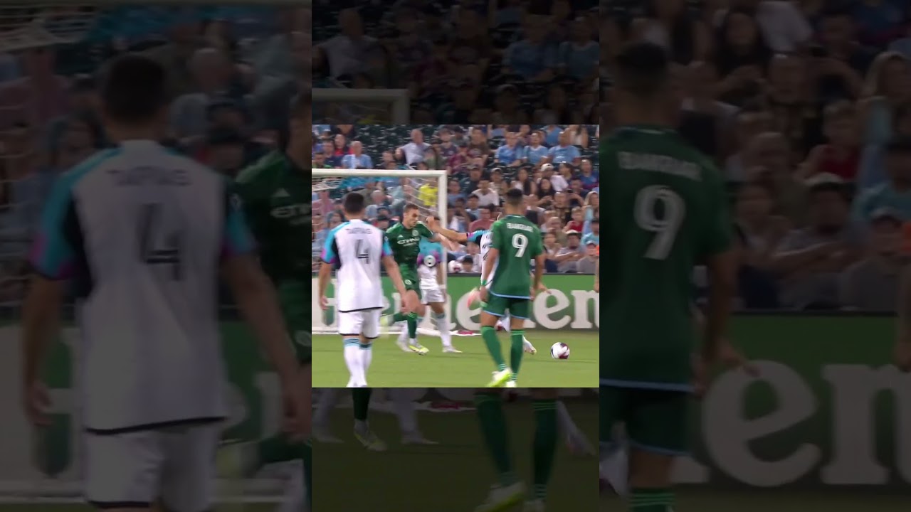 greguš🇸🇰 scores off the deflection for 