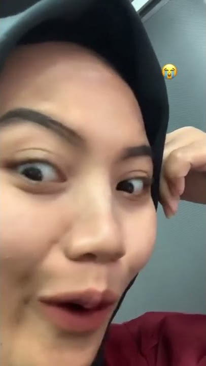 Cewek Cantik Kentut Baju Merah, Aroma nya Bau Sekali Lagi sakit Perut