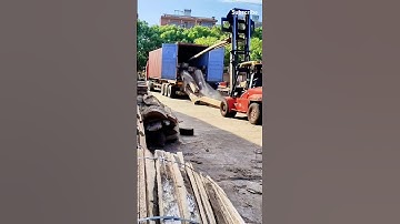 The process of unloading wood from a container #tools #shorts
