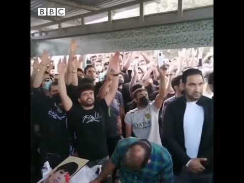 تصاوير تازه از مراسم چهلم نیکا شاکرمی و سرود دایه دایه وقت جنگه