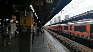 （再び他の駅員さんとは違うことをする方と遭遇！）。目の前でサービス警笛吹鳴！。EF210 134号機牽引笠寺（名古屋南貨物）発美濃赤坂（乙女坂）行5783レ名古屋6番線通過