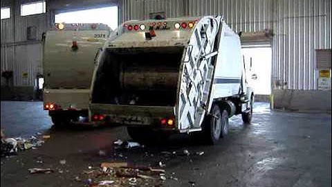 Mcneilus rearloader unloading at transfer station