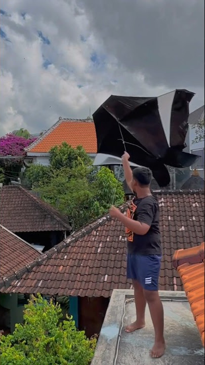 LAYANGAN COTEK NAIK DI ATAS GENTENG‼️
