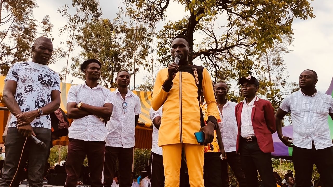 AMISO THWANGO INTRODUCED HIS BAND MEMBERS AS MC OTUGLES SURPRISED THE MOURNERS HOW HE KNEW ADUNDO 😭