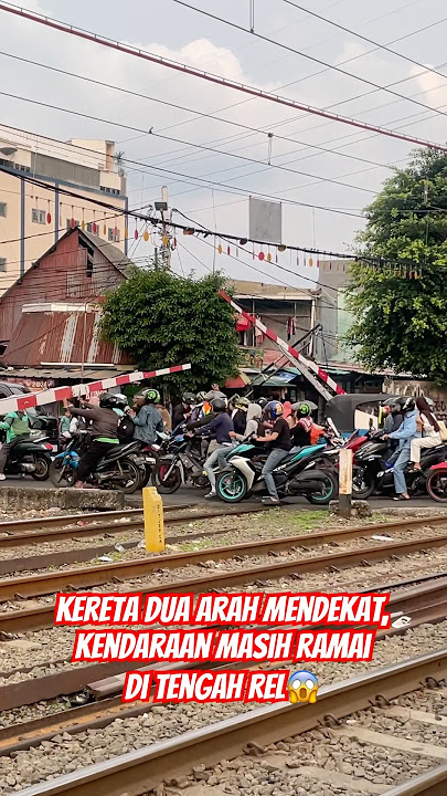 kereta dua arah mendekat kendaraan masih ramai di tengah rel😱 #kereta #videoviral