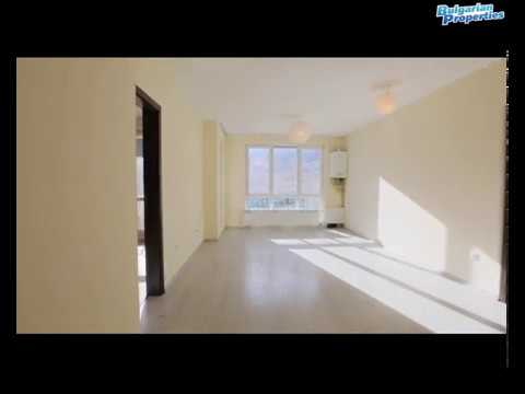 Видео: Уютен едностаен апартамент с панорамни прозорци и паркетни подове