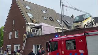 Brandweer haalt broer en zus met ladder naar beneden nadat meisje uit dakvenster hangt