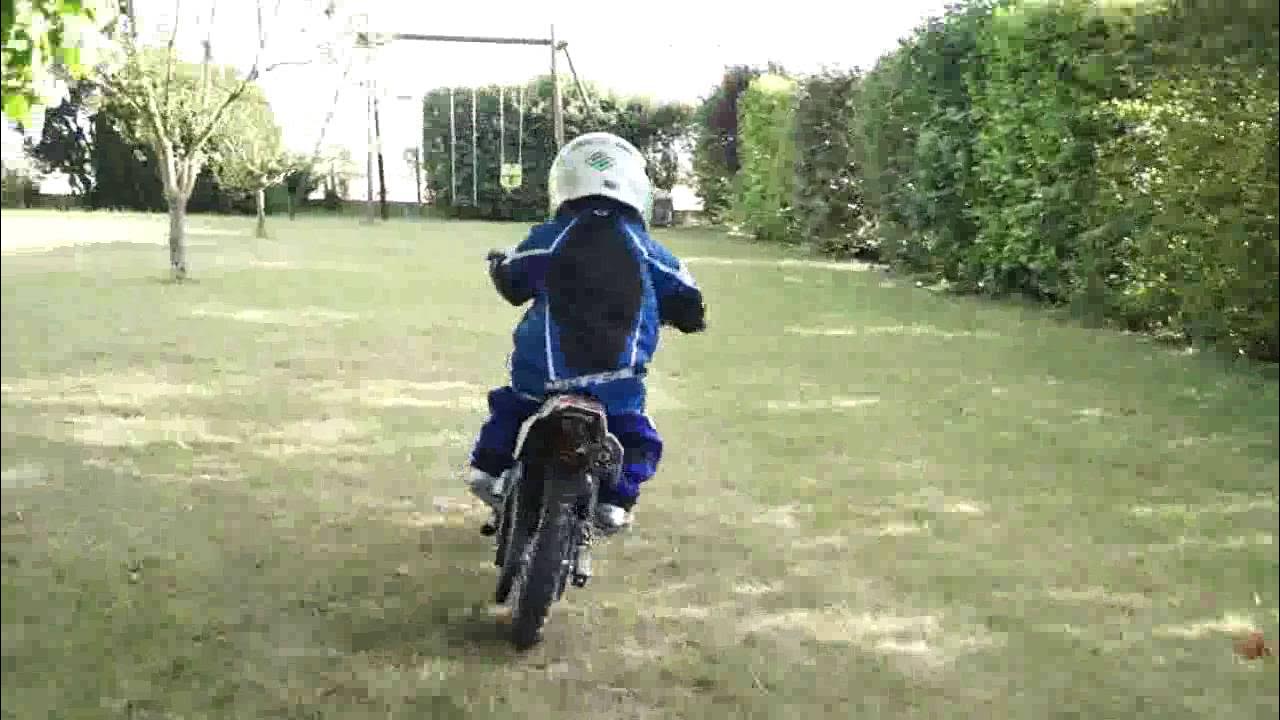 VIDEO. Un enfant de 3 ans fait des voltiges à moto 