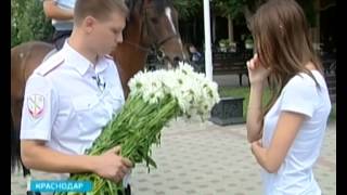 Полицейский сделал невесте необычное предложение руки и сердца