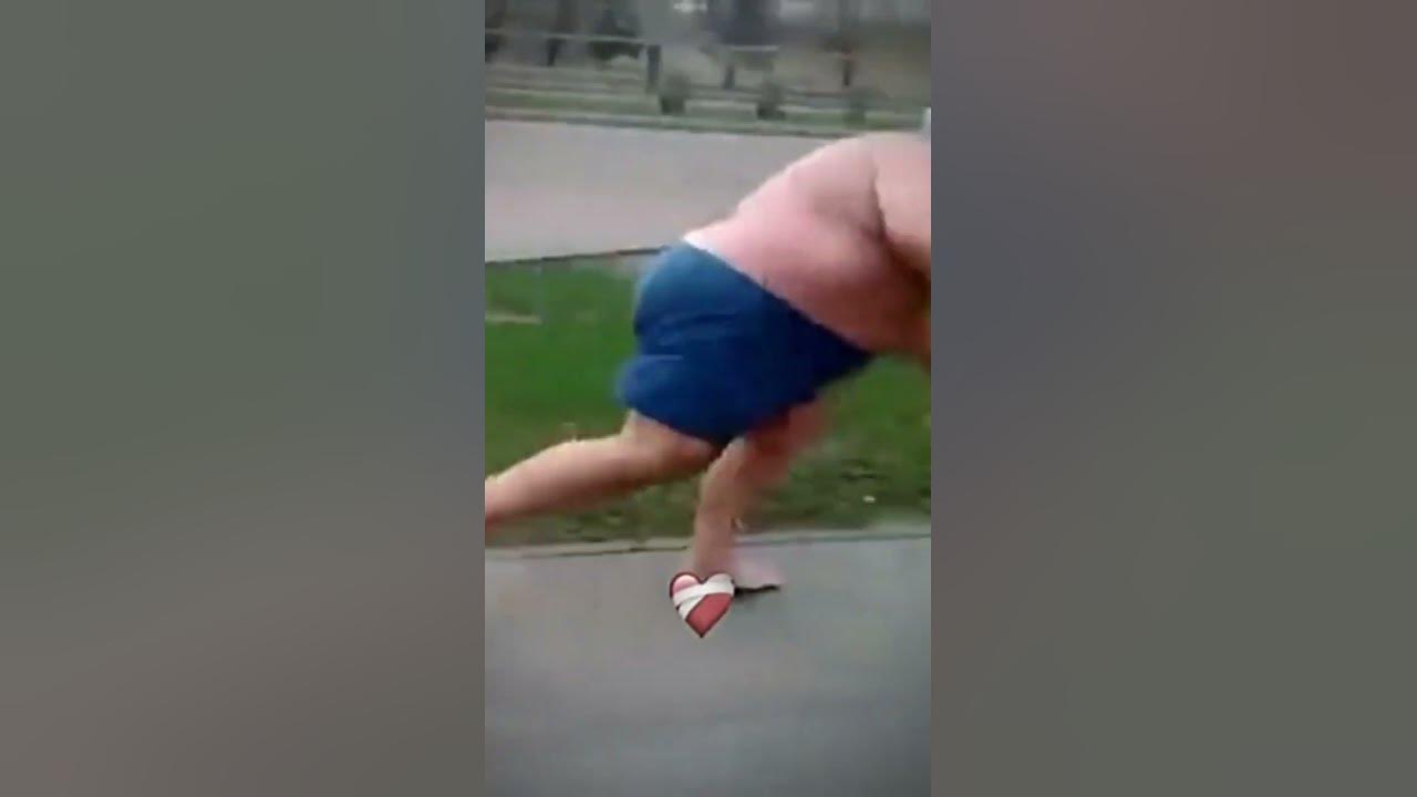 Мальчик падает ферме