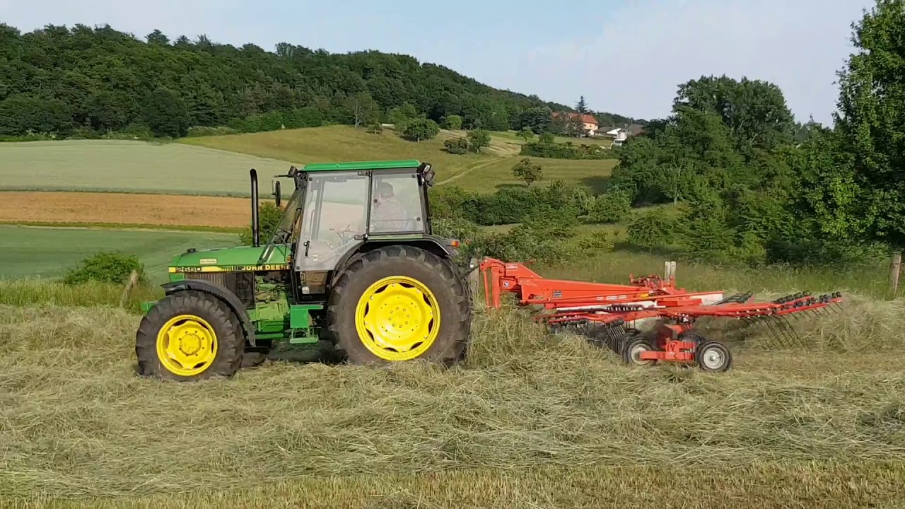 Heuernte 2018 Schwaden mit John Deere 2650 und Kuhn GA 4321