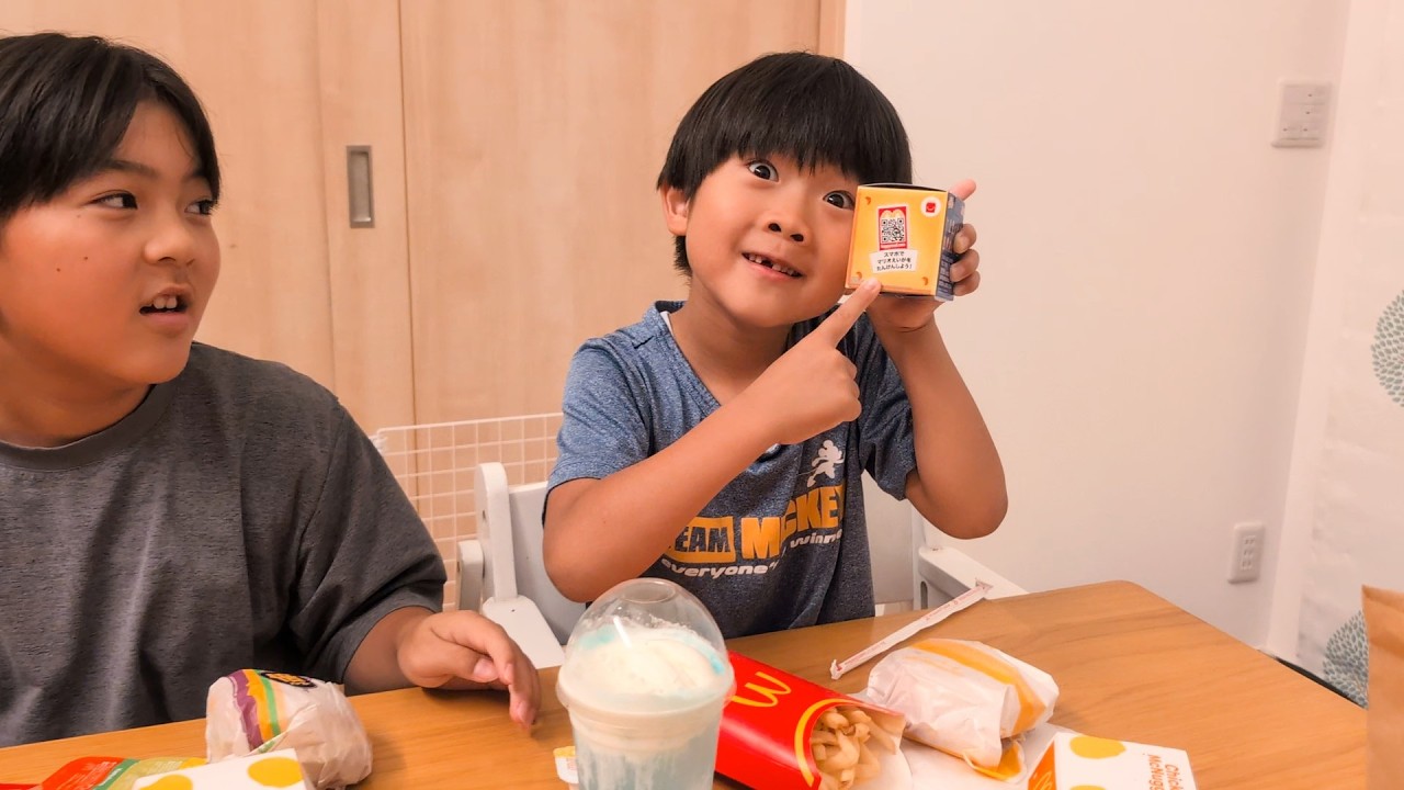 久しぶりにマックを食べる三兄弟 どんちゃんマリオのハッピーセット開封がヤバいことに　#2325