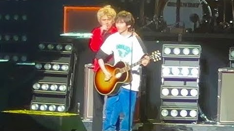 Green Day K Arena Yokohama 26 February 2025 Good Riddance audience guitarist