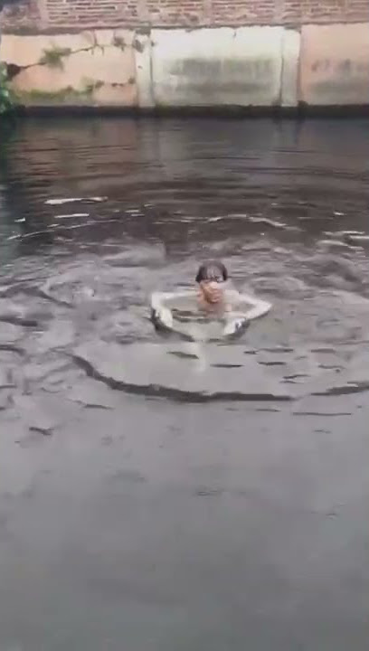 RENANG BUGIL DENGAN IKAN BESAR DI KALIBIRU LAWANG #kalibiru #lawangmalang #malang #pemandian