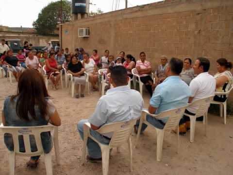 Carlos Alberto Gordo Pedroza visita dos familias en Miguel Auza, Zacatecas, Mexico
