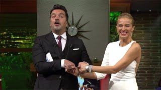 Beyaz Show - Beyaz, Burcu Esmersoy'un elini tutabilmek için fırsatı iyi değerlendirdi!