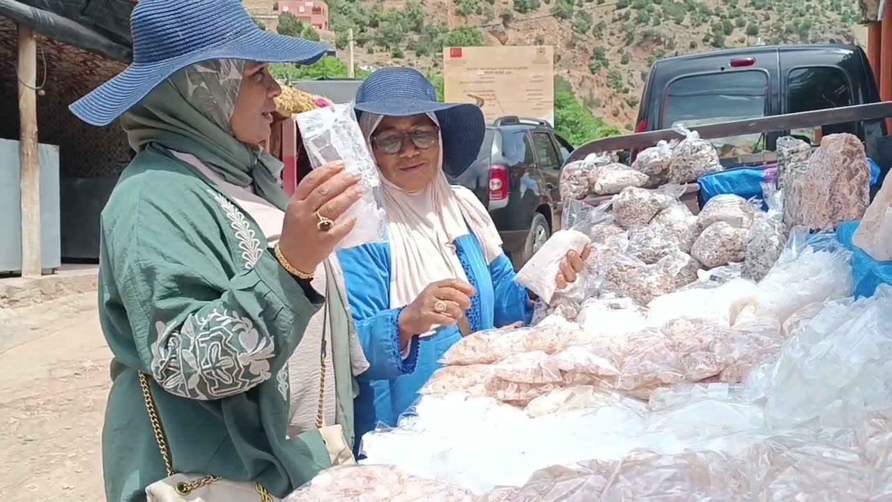 طيبت الطاجين في جنب الواد ام الربيع👌 ماما هزت العده 🤭ومشات تقطع العشاب من الطبيعة🌿