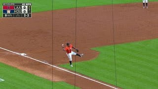 LAA@HOU: Valbuena makes a terrific barehanded play