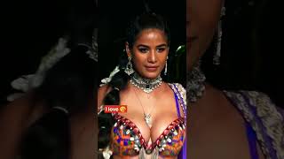 Poonam Pandey fire on the stage her sexy look...😜