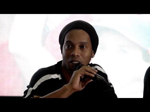 Ronaldinho tras renuncia de Messi: estaré siempre de su lado