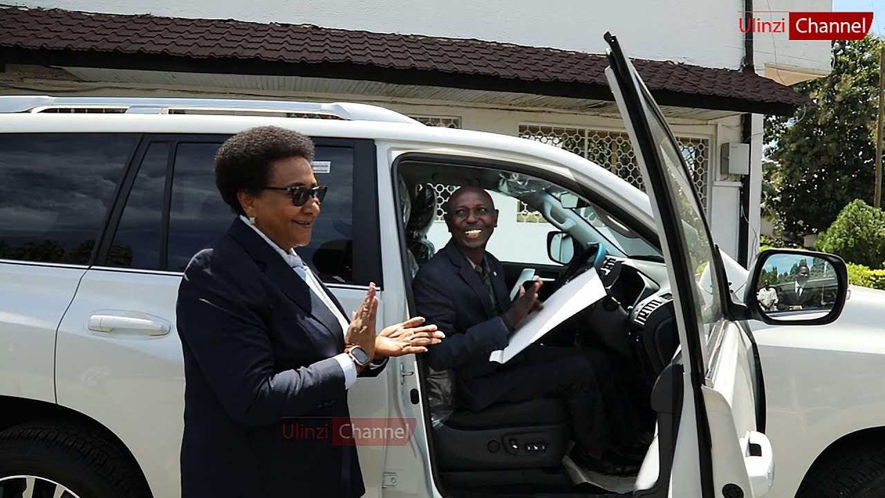 WAZIRI WA ULINZI NA JKT Amkabidhi Gari Jipya Meja Jenerali Chelestino Msola {Mstaafu)