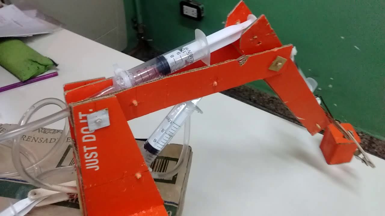Grúa hidráulica casera con Jeringas - YouTube