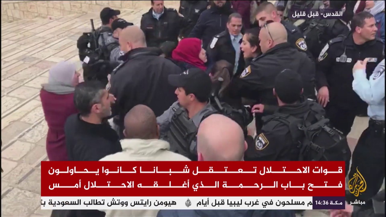 قوات الاحتلال تطرد المصلين من ساحات المسجد الأقصى وتعتقل شبانا كانوا يحاولون فتح باب الرحمة