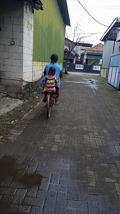 ibu cantik ajak anaknya belanja naik sepeda ontel