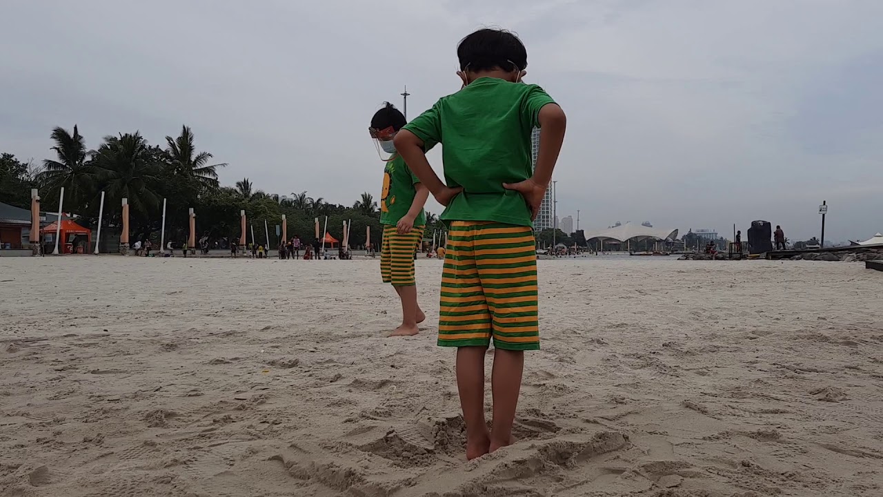 Keluarga bahagia~~ bermain dipantai ancol