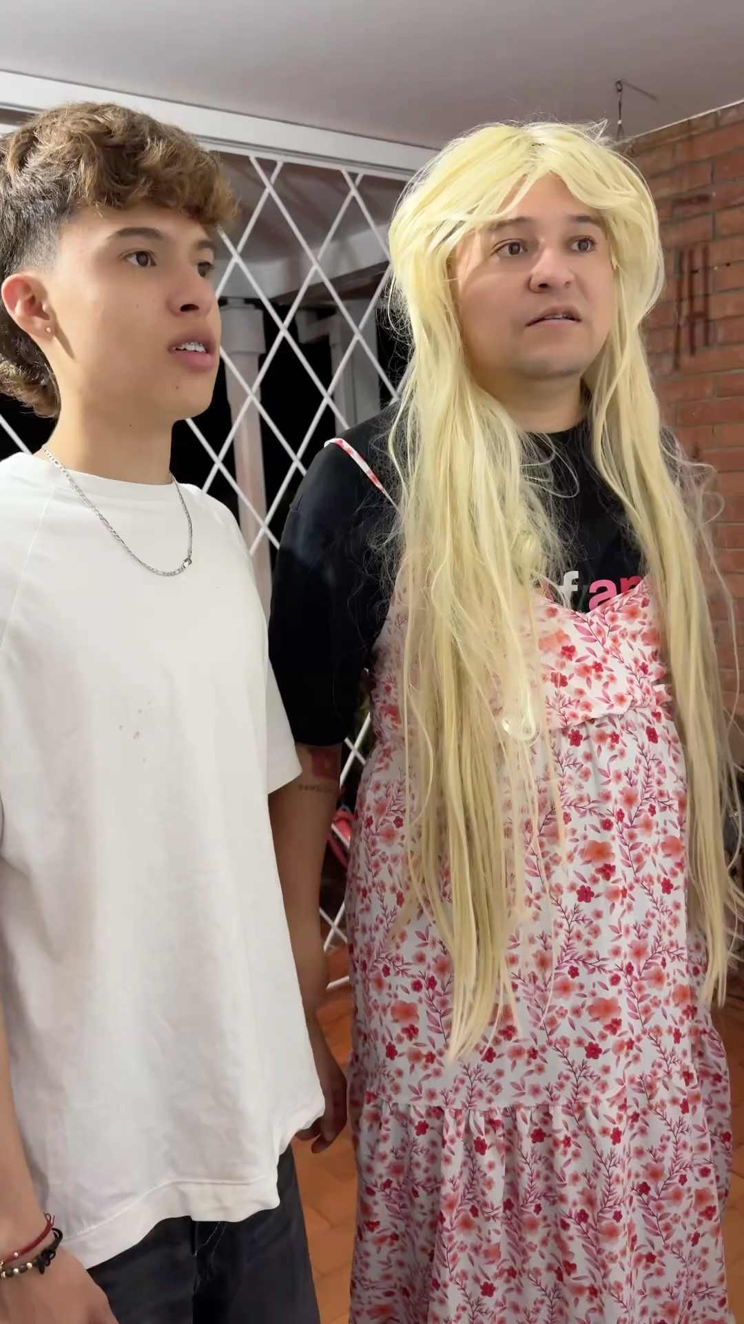 LA VECINA Y EL HIJO CASPOSO #humor #cosasdefamilia #comedia #shortviral #youtubeshortsvideo