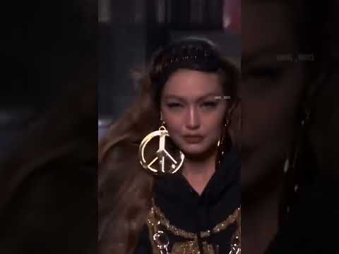 gigihadid best runway moment 🥵 ✨ #gigihadid #runway #versace #supermodel #hadid