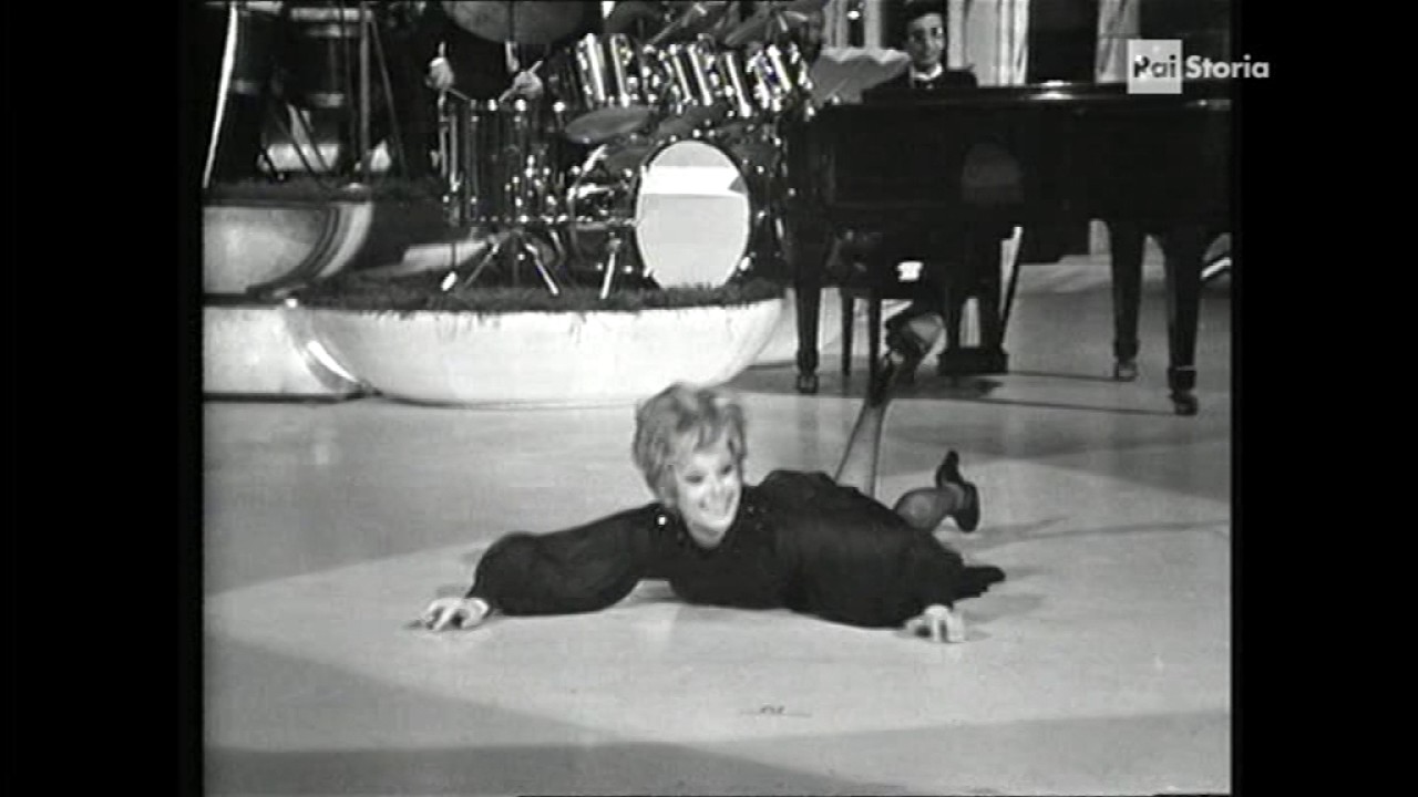 Sandra Mondaini in un balletto spericolato a Canzonissima (1972)