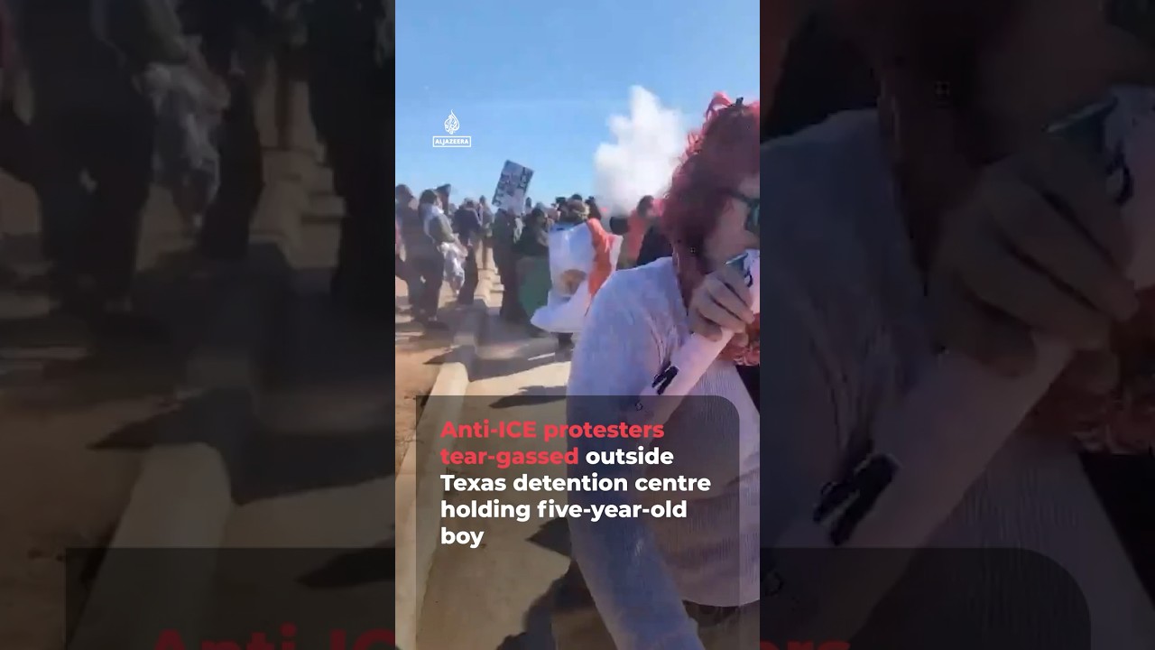 أطلق متظاهرون مناهضون لهيئة الهجرة والجمارك الأمريكية الغاز المسيل للدموع خارج مركز احتجاز في تكساس