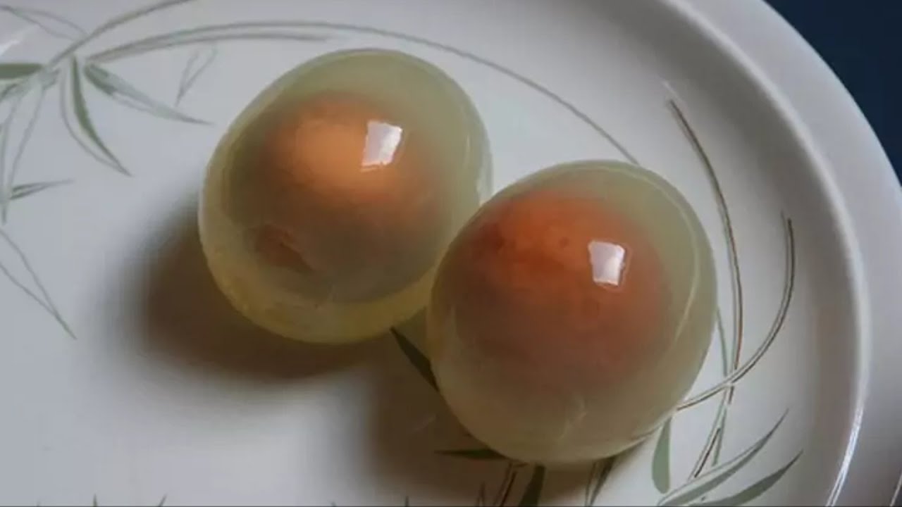 Привкус яиц. Яйцо пингвина вареное. Пингвиньи яйца вареные. Прозрачные вареные яйца. Прозрачное яйцо.