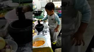 budak kecik masak😂