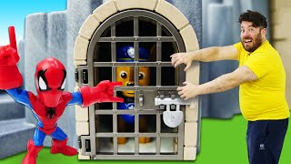 Avventure con i giocattoli Spiderman e Paw Patrol nel castello fiabesco. Asilo con i giocattoli