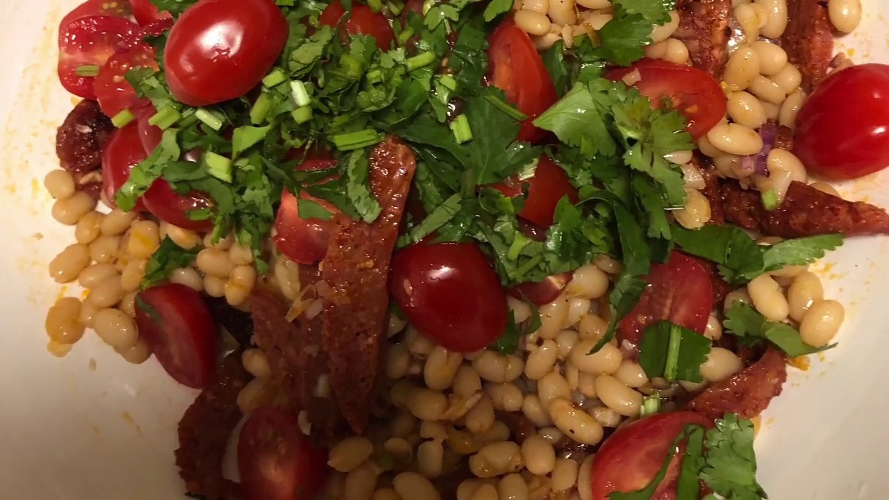 Salat mit weißen Bohnen, Chorizo und Kirschtomaten / white beans salad ...