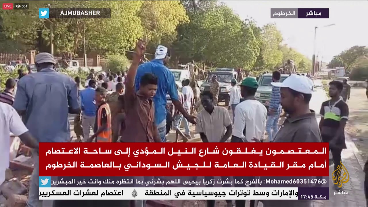 معتصمون سودانيون يغلقون الشارع المؤدي للاعتصام