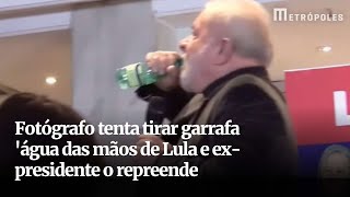 Fotógrafo tenta tirar garrafa de água das mãos de Lula e ex-presidente o repreende Resimi