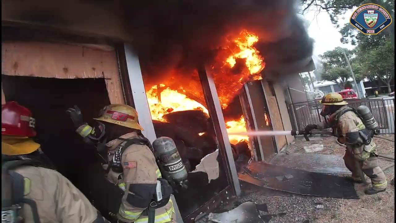 Пожар в коммерческом здании, 16-я улица / проспект Эрроухед, Сан-Бернардино.