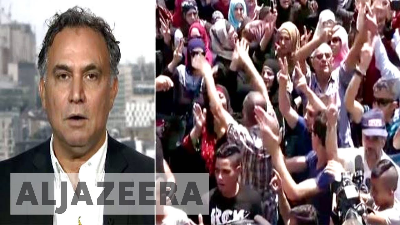 المتظاهرون الفلسطينيون "منتصرون" بعد أن رفعت إسرائيل الإجراءات الأمنية عن المسجد الأقصى