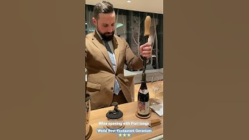 Old vintage wine opening with Port tongs (Tenaz) | vino abierto | vin ouvert | ワインオープン | 와인 오픈