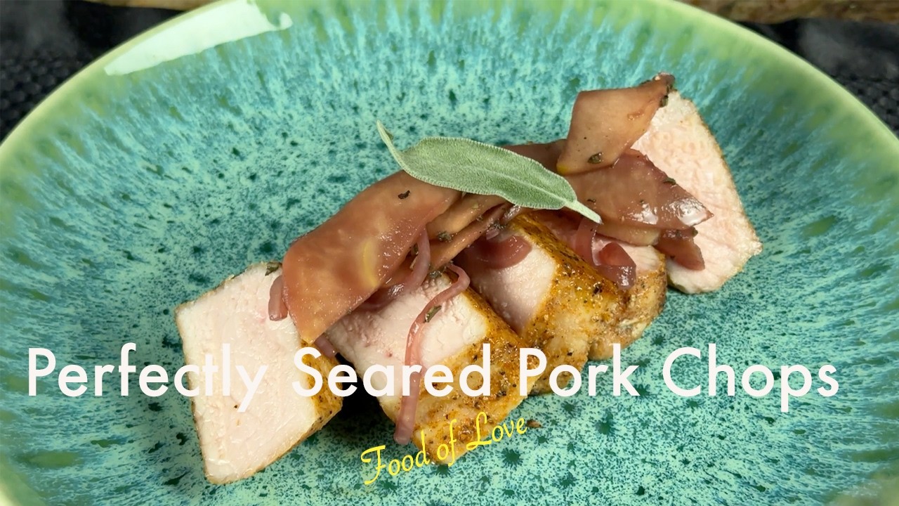 Идеально обжаренные свиные отбивные с яблочным соусом.