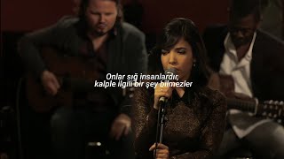 indila | tourner dans le vide acoustic live - paris [türkçe çeviri] Resimi