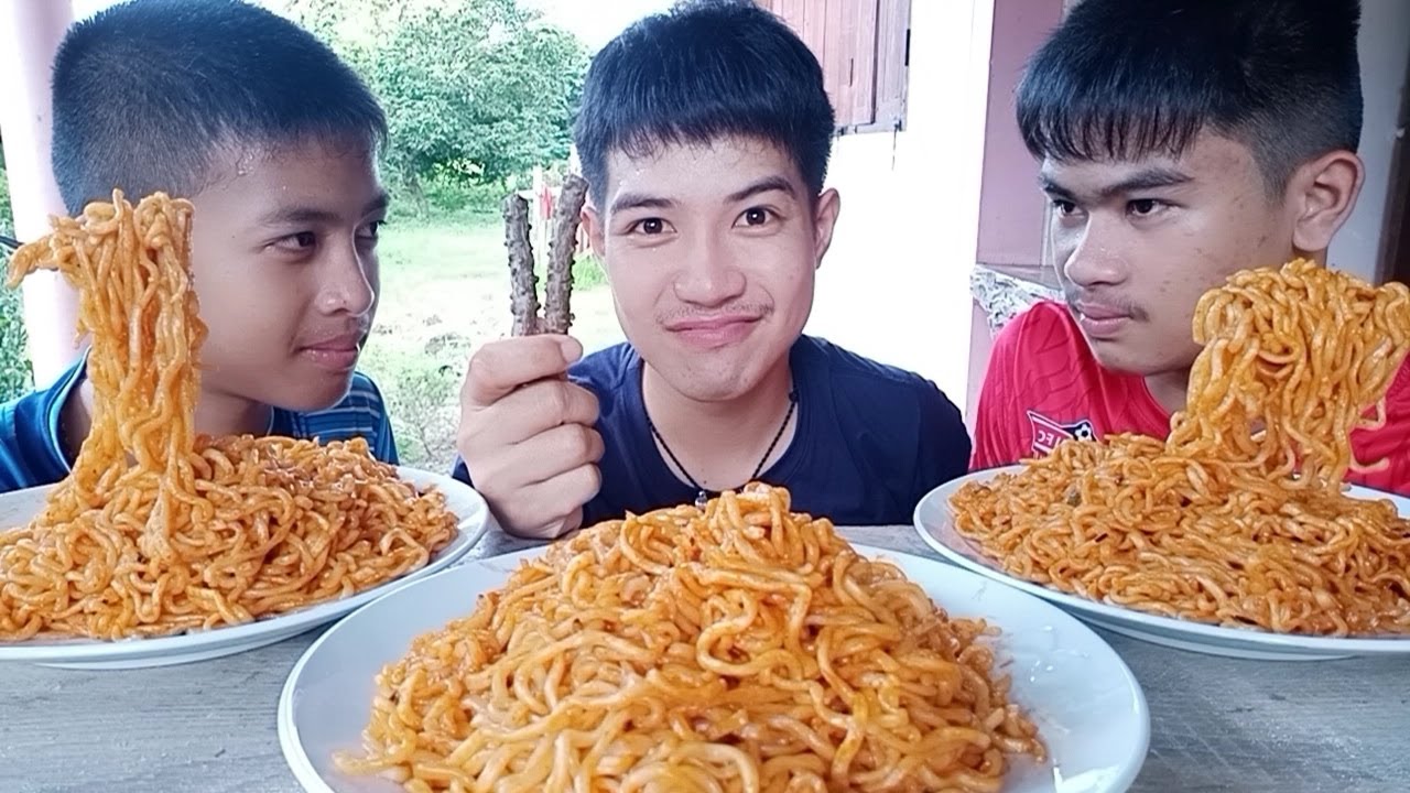 แข่งกินมาม่าเผ็ดเกาหลี คนแพ้ถูกลงโทษกินบอระเพ็ดสุดขม.