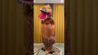 Как одеть костюм динозавр надувной
