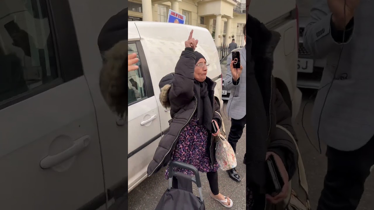 PTI & PMLN workers confront each other during Nawaz Sharif exit