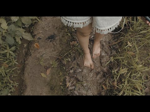 Lini went barefoot to the rice fields on a rainy day, and her feet were covered with wet, sticky mud