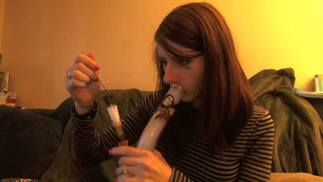 Linda reviews the KO titanium domeless nail and the Magic Glass Mr. Orange bong