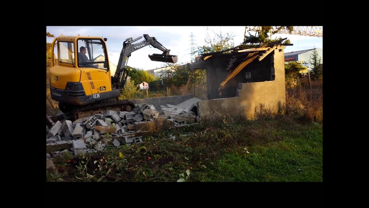 Démolition d'un garage avec une mini pelle volvo EC25